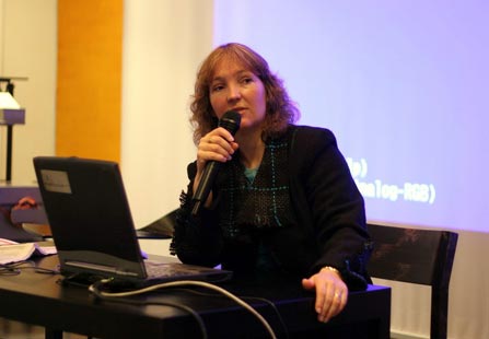 Florence Devouard presenting Wikipedia.org at PixelACHE 2005
